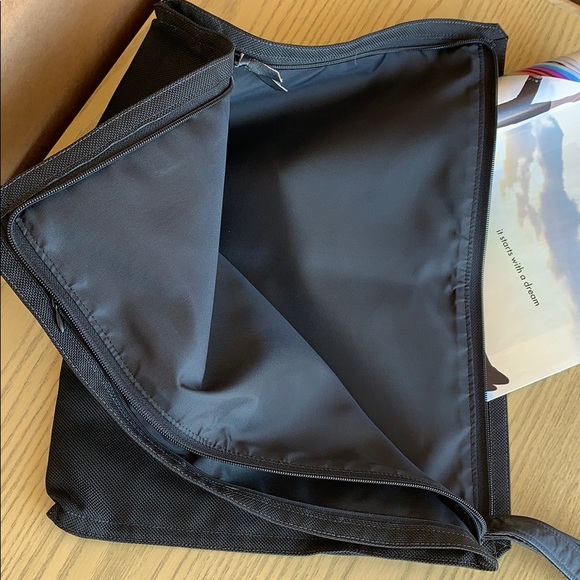 Thin zippered 3-pocket lined portfolio - Picture 8 of 9